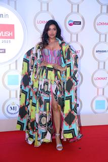 Divya Agarwal feet photo 17