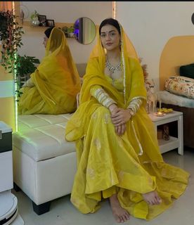 Divya Agarwal feet photo 7