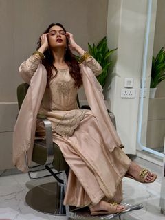 Divya Agarwal feet photo 16