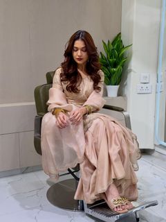 Divya Agarwal feet photo 14