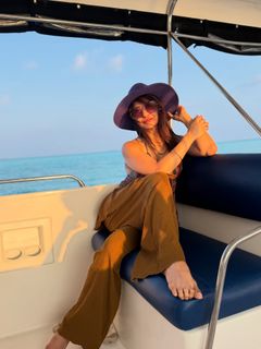 Divya Agarwal feet photo 13