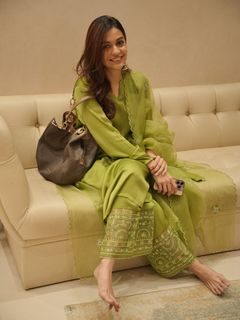 Divya Agarwal feet photo 1