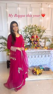 Divya Agarwal feet photo 2