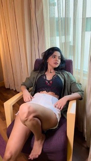 Divya Bharathi feet photo 9