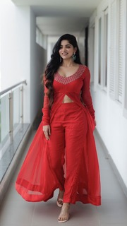 Divya Bharathi feet photo 11