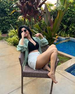 Divya Bharathi feet photo 3
