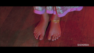 Divya Bharti feet photo 17