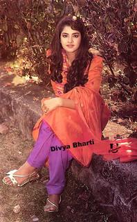 Divya Bharti feet photo 14