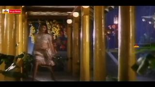 Divya Bharti feet photo 6