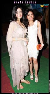 Divya Khossla feet photo thumbnail