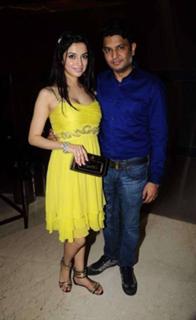 Divya Khossla feet photo thumbnail