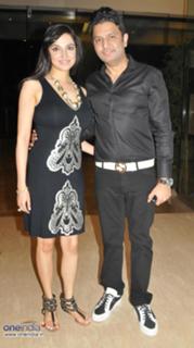 Divya Khossla feet photo thumbnail