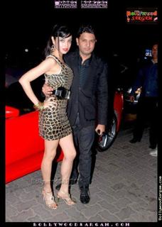 Divya Khossla feet photo thumbnail