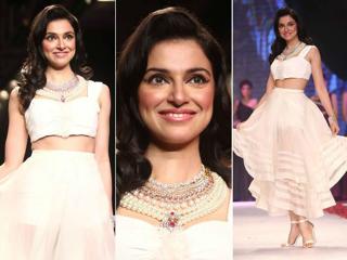 Divya Khossla feet photo thumbnail