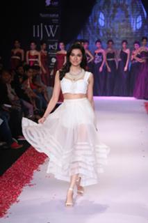 Divya Khossla feet photo thumbnail