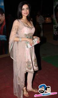 Divya Khossla feet photo thumbnail