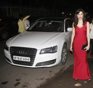 Divya Khossla feet photo thumbnail