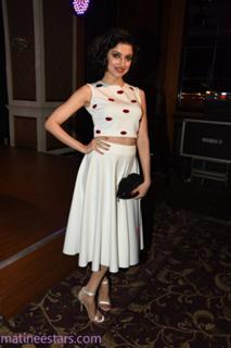 Divya Khossla feet photo thumbnail