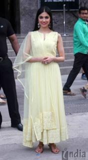 Divya Khossla feet photo thumbnail