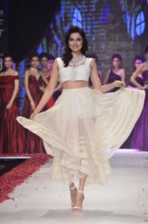 Divya Khossla feet photo thumbnail