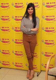 Divya Khossla feet photo thumbnail