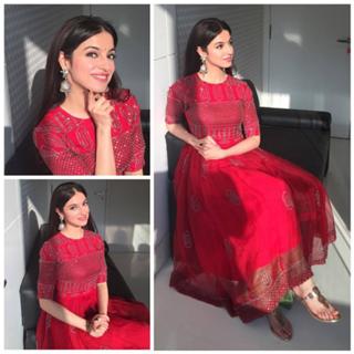 Divya Khossla feet photo thumbnail