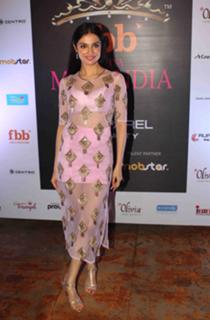 Divya Khossla feet photo thumbnail