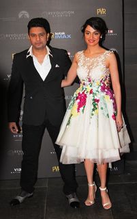 Divya Khossla feet photo thumbnail