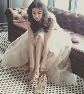 Divya Khossla feet photo thumbnail