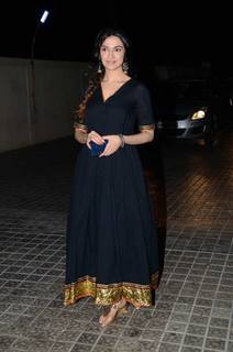 Divya Khossla feet photo thumbnail