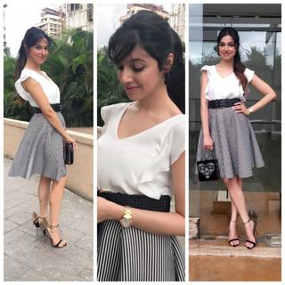 Divya Khossla feet photo thumbnail