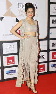 Divya Khossla feet photo thumbnail