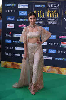 Divya Khossla feet photo thumbnail