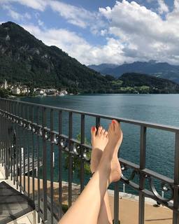 Divya Khossla feet photo thumbnail