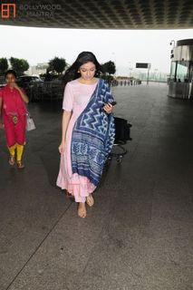 Divya Khossla feet photo thumbnail
