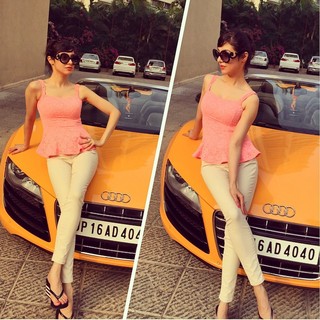 Divya Khossla feet photo thumbnail