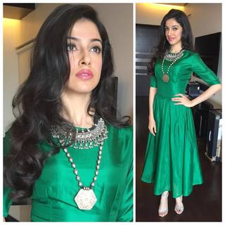 Divya Khossla feet photo thumbnail