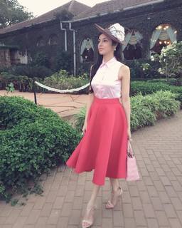 Divya Khossla feet photo thumbnail