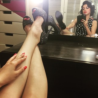 Divya Khossla feet photo thumbnail