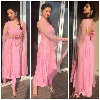 Divya Khossla feet photo thumbnail