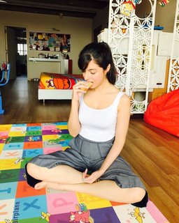 Divya Khossla feet photo thumbnail