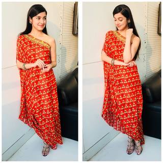 Divya Khossla feet photo thumbnail