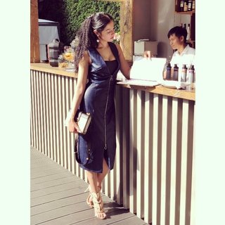 Divya Khossla feet photo thumbnail