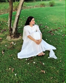 Divya Khossla feet photo thumbnail