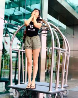 Divya Khossla feet photo thumbnail