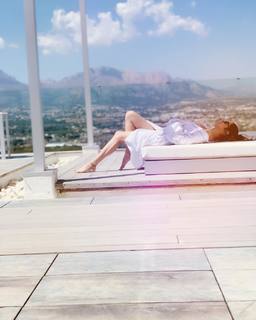 Divya Khossla feet photo thumbnail