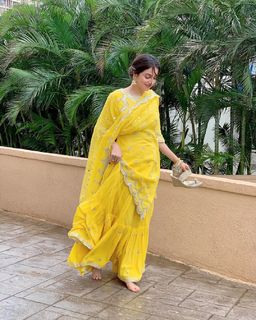 Divya Khossla feet photo thumbnail