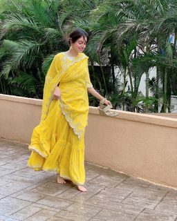 Divya Khossla feet photo thumbnail