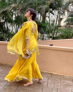 Divya Khossla feet photo thumbnail