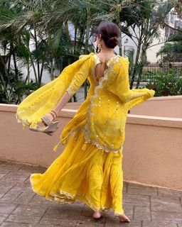 Divya Khossla feet photo thumbnail